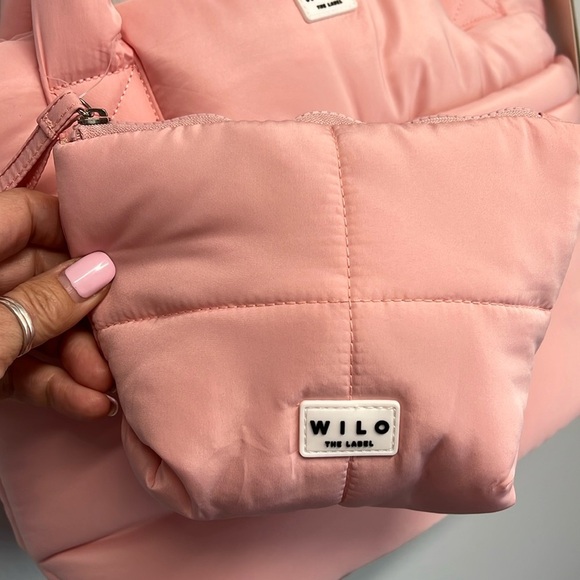 Wilo The Label | Front Pocket Travel Tote Bag w/ Matching Pouch & Bag Charm - Picture 4 of 13